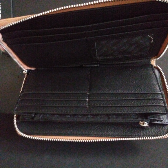 NWT STEVE MADDEN ZIP AROUND WALLET WRISTLET - Picture 3 of 7